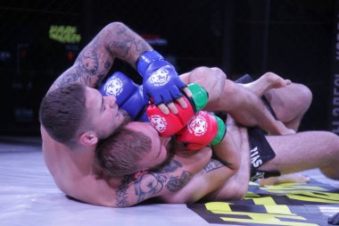 Odessa, Ukrayna-30 Haziran 2019: Mma boksörlerinin dövüşçüleri sekizgen kafes ringinde kuralsız dövüşüyorlar. Mma dövüşçüleri şampiyonada ringde