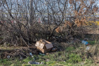 Yoldaki çöp yığınları. Yol ve patika çöp dolu / Kirli sokak / Dünya Çevre Günü