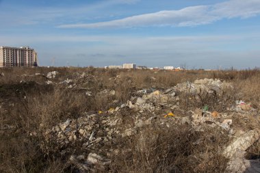 Doğada yasadışı çöplük. Bir açıklıktaki yasadışı bir çöplükte inşaat ve ev çöpü. Vahşi yaşamın cezai çevre kirliliği