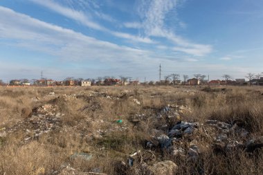 Doğada yasadışı çöplük. Bir açıklıktaki yasadışı bir çöplükte inşaat ve ev çöpü. Vahşi yaşamın cezai çevre kirliliği