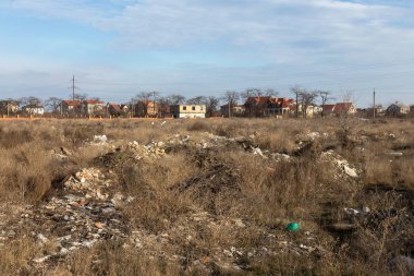 Doğada yasadışı çöplük. Bir açıklıktaki yasadışı bir çöplükte inşaat ve ev çöpü. Vahşi yaşamın cezai çevre kirliliği