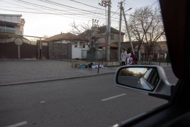 Yoldaki çöp yığınları. Yol ve patika çöp dolu / Kirli sokak / Dünya Çevre Günü