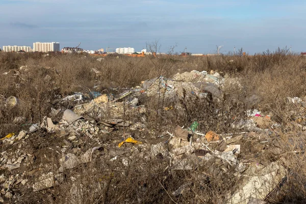 Παράνομη Χωματερή Στη Φύση Κατασκευή Και Οικιακά Σκουπίδια Μια Παράνομη — Φωτογραφία Αρχείου