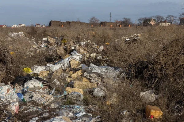 Παράνομη Χωματερή Στη Φύση Κατασκευή Και Οικιακά Σκουπίδια Μια Παράνομη — Φωτογραφία Αρχείου