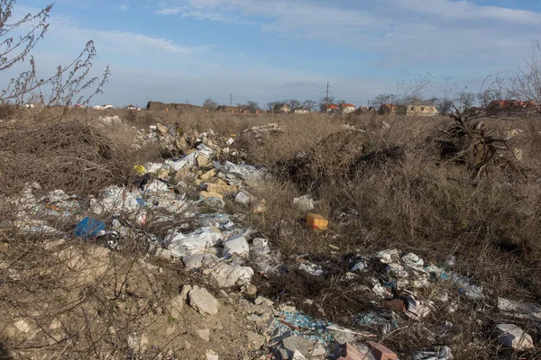 Παράνομη Χωματερή Στη Φύση Κατασκευή Και Οικιακά Σκουπίδια Μια Παράνομη — Φωτογραφία Αρχείου