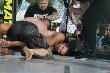 Odessa, Ukrayna-Haziran 30, 2019: Mma boksörler Fighters sekizgenkafes halka kuralları olmadan mücadele ediyor. Mma dövüşçüleri şampiyonada ringde. Metal kafes ten kuralsız boks kavgaları bak