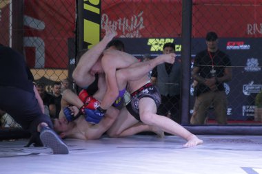 Odessa, Ukrayna-Haziran 30, 2019: Mma boksörler Fighters sekizgenkafes halka kuralları olmadan mücadele ediyor. Mma dövüşçüleri şampiyonada ringde. Metal kafes ten kuralsız boks kavgaları bak