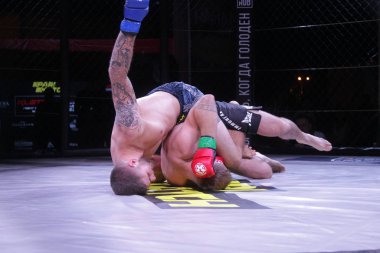 Odessa, Ukrayna-Haziran 30, 2019: Mma boksörler Fighters sekizgenkafes halka kuralları olmadan mücadele ediyor. Mma dövüşçüleri şampiyonada ringde. Metal kafes ten kuralsız boks kavgaları bak