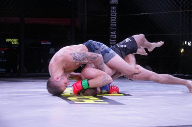 Odessa, Ukrayna-Haziran 30, 2019: Mma boksörler Fighters sekizgenkafes halka kuralları olmadan mücadele ediyor. Mma dövüşçüleri şampiyonada ringde. Metal kafes ten kuralsız boks kavgaları bak