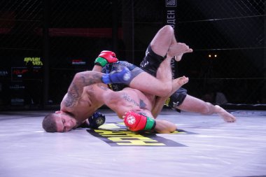 Odessa, Ukrayna-Haziran 30, 2019: Mma boksörler Fighters sekizgenkafes halka kuralları olmadan mücadele ediyor. Mma dövüşçüleri şampiyonada ringde. Metal kafes ten kuralsız boks kavgaları bak