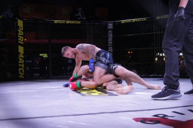 Odessa, Ukrayna-Haziran 30, 2019: Mma boksörler Fighters sekizgenkafes halka kuralları olmadan mücadele ediyor. Mma dövüşçüleri şampiyonada ringde. Metal kafes ten kuralsız boks kavgaları bak