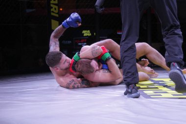 Odessa, Ukrayna-Haziran 30, 2019: Mma boksörler Fighters sekizgenkafes halka kuralları olmadan mücadele ediyor. Mma dövüşçüleri şampiyonada ringde. Metal kafes ten kuralsız boks kavgaları bak