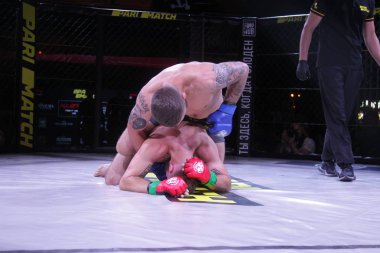 Odessa, Ukrayna-Haziran 30, 2019: Mma boksörler Fighters sekizgenkafes halka kuralları olmadan mücadele ediyor. Mma dövüşçüleri şampiyonada ringde. Metal kafes ten kuralsız boks kavgaları bak