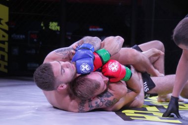Odessa, Ukrayna-Haziran 30, 2019: Mma boksörler Fighters sekizgenkafes halka kuralları olmadan mücadele ediyor. Mma dövüşçüleri şampiyonada ringde. Metal kafes ten kuralsız boks kavgaları bak