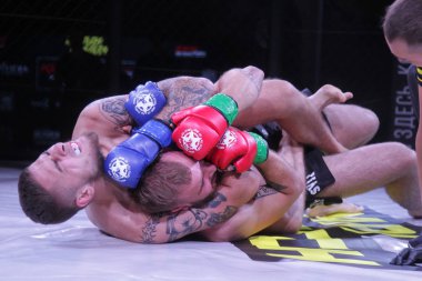 Odessa, Ukrayna-Haziran 30, 2019: Mma boksörler Fighters sekizgenkafes halka kuralları olmadan mücadele ediyor. Mma dövüşçüleri şampiyonada ringde. Metal kafes ten kuralsız boks kavgaları bak