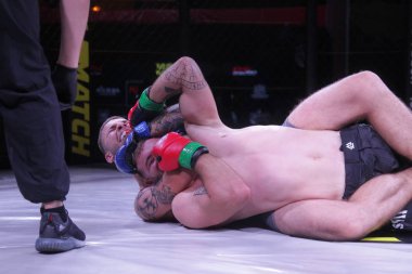 Odessa, Ukrayna-Haziran 30, 2019: Mma boksörler Fighters sekizgenkafes halka kuralları olmadan mücadele ediyor. Mma dövüşçüleri şampiyonada ringde. Metal kafes ten kuralsız boks kavgaları bak