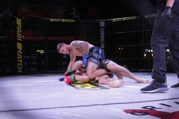 Odessa, Ukrayna-Haziran 30, 2019: Mma boksörler Fighters sekizgenkafes halka kuralları olmadan mücadele ediyor. Mma dövüşçüleri şampiyonada ringde. Metal kafes ten kuralsız boks kavgaları bak