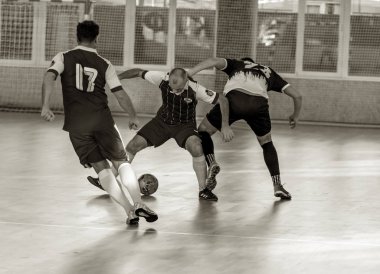 Odessa, Ukrayna 15 Aralık 2019: Tanımlanamayan yerel takım oyuncuları futsal oynuyor