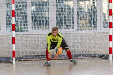 Odessa, Ukrayna 15 Aralık 2019: Tanımlanamayan yerel takım oyuncuları futsal oynuyor