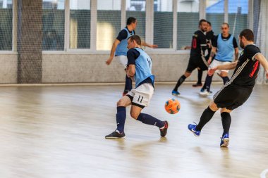 Odessa, Ukrayna 15 Aralık 2019: Tanımlanamayan yerel takım oyuncuları futsal oynuyor