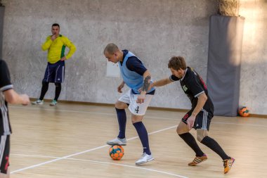 Odessa, Ukrayna 15 Aralık 2019: Tanımlanamayan yerel takım oyuncuları futsal oynuyor