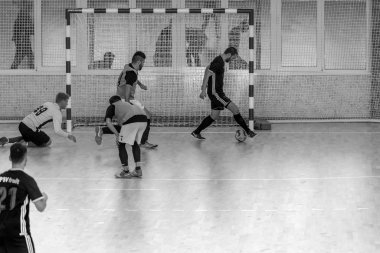 Odessa, Ukrayna 15 Aralık 2019: Tanımlanamayan yerel takım oyuncuları futsal oynuyor