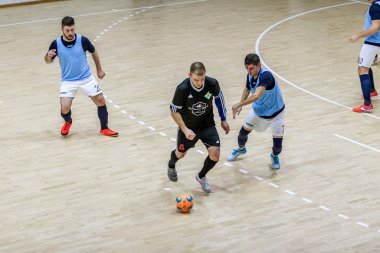 Odessa, Ukrayna 15 Aralık 2019: Tanımlanamayan yerel takım oyuncuları futsal oynuyor