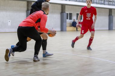 Odessa, Ukrayna - Ocak 2020: Kimliği belirsiz yerel takım oyuncuları futsal oynuyor