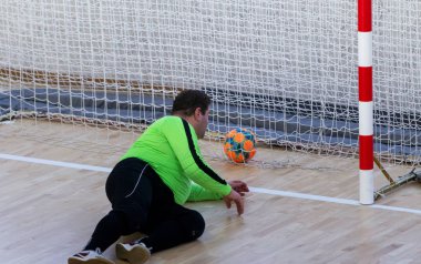 Odessa, Ukrayna - Ocak 2020: Kimliği belirsiz yerel takım oyuncuları futsal oynuyor