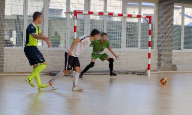 Odessa, Ukrayna - Ocak 2020: Kimliği belirsiz yerel takım oyuncuları futsal oynuyor