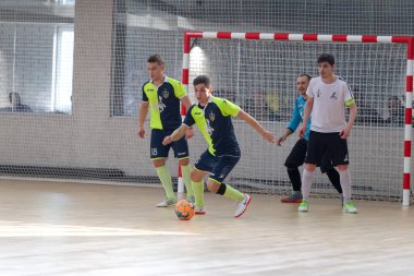 Odessa, Ukrayna - Ocak 2020: Kimliği belirsiz yerel takım oyuncuları futsal oynuyor