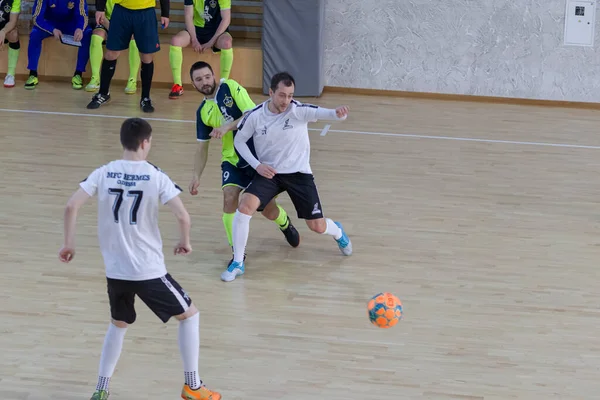 Odessa, Ukrayna - Ocak 2020: Kimliği belirsiz yerel takım oyuncuları futsal oynuyor