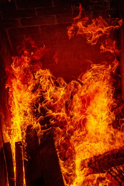 Oheň Starožitném Krbu Dřevo Podpal Uhlíky Propalují Krbem Pro Smažení — Stock fotografie