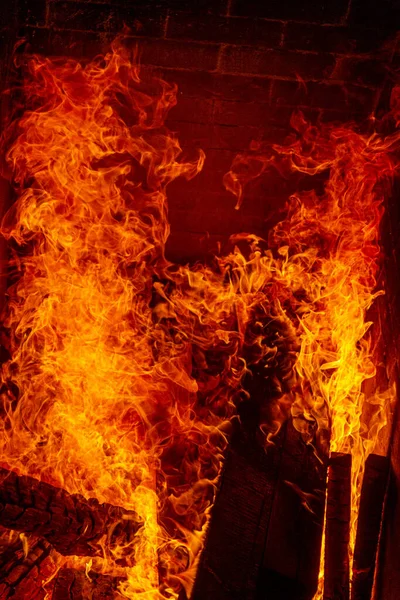 Oheň Starožitném Krbu Dřevo Podpal Uhlíky Propalují Krbem Pro Smažení — Stock fotografie