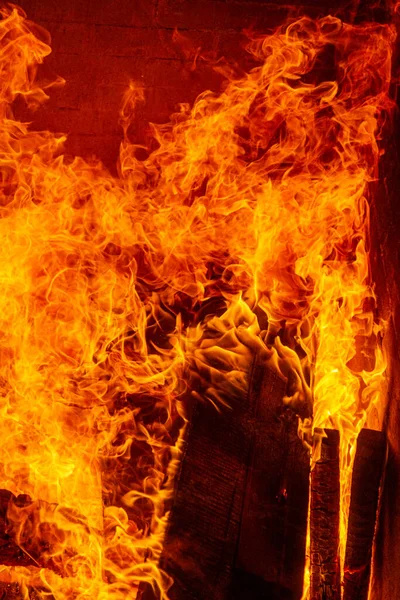 Kaliteli Bir Şöminede Yangın Şöminede Ateşte Kızartmak Için Odun Kömür — Stok fotoğraf
