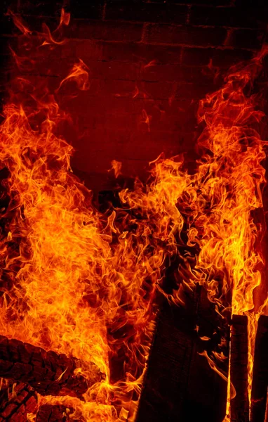 老式老式壁炉中的火 生火的木柴和煤在壁炉里烧着 生火时烧着肉 — 图库照片