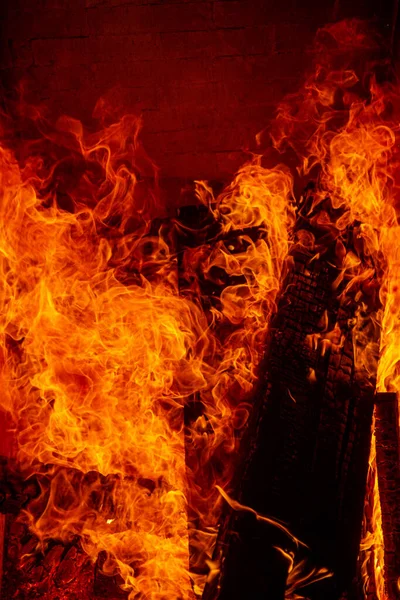 老式老式壁炉中的火 生火的木柴和煤在壁炉里烧着 生火时烧着肉 — 图库照片