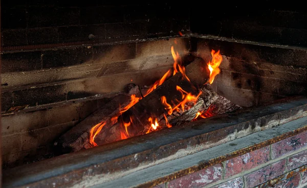 Kaliteli Bir Şöminede Yangın Şöminede Ateşte Kızartmak Için Odun Kömür — Stok fotoğraf