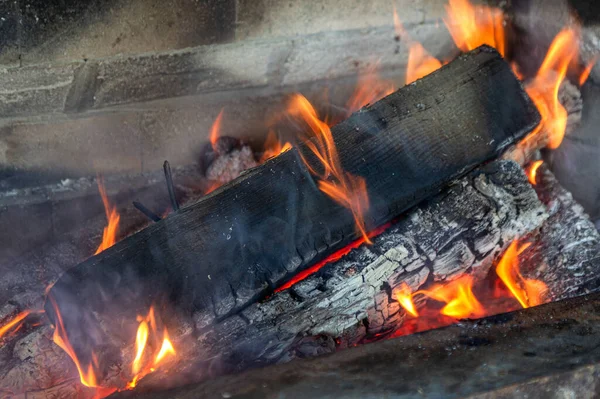 Fire Vintage Vintage Fireplace Firewood Coals Burn Fireplace Frying Meat — Stock Photo, Image