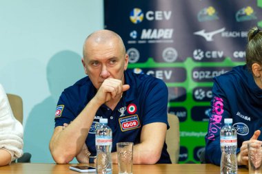 Yuzhnuy, Odessa, Ukr - 4 Şubat 2020: Khimik Yuzhnuy maçı sırasında efsanevi Avrupa teknik direktörü Massimo Barbolini (Igor Gorgonzola Novara) - Igor Gorgonzola Novara Italy. Voleybol Kadınlar Ligi