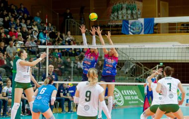 Odessa, Yuzhny, Ukrayna - 4 Şubat 2020. Avrupa Kadınlar Voleybol Şampiyonası. Vk Khimik - Ukrayna Igor Gorgonzola Novara, İtalya 'yı (kırmızı-mavi) kabul etti. Avrupa Kadınlar Voleybol Turu Cev Kupası Yarışması