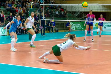 Odessa, Yuzhny, Ukrayna - 4 Şubat 2020. Avrupa Kadınlar Voleybol Şampiyonası. Vk Khimik - Ukrayna Igor Gorgonzola Novara, İtalya 'yı (kırmızı-mavi) kabul etti. Avrupa Kadınlar Voleybol Turu Cev Kupası Yarışması