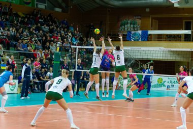 Odessa, Yuzhny, Ukrayna - 4 Şubat 2020. Avrupa Kadınlar Voleybol Şampiyonası. Vk Khimik - Ukrayna Igor Gorgonzola Novara, İtalya 'yı (kırmızı-mavi) kabul etti. Avrupa Kadınlar Voleybol Turu Cev Kupası Yarışması
