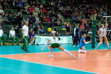 Odessa, Yuzhny, Ukrayna - 4 Şubat 2020. Avrupa Kadınlar Voleybol Şampiyonası. Vk Khimik - Ukrayna Igor Gorgonzola Novara, İtalya 'yı (kırmızı-mavi) kabul etti. Avrupa Kadınlar Voleybol Turu Cev Kupası Yarışması