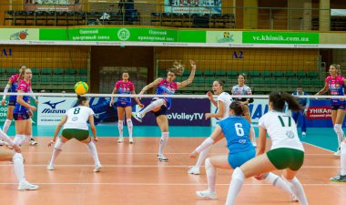 Odessa, Yuzhny, Ukrayna - 4 Şubat 2020. Avrupa Kadınlar Voleybol Şampiyonası. Vk Khimik - Ukrayna Igor Gorgonzola Novara, İtalya 'yı (kırmızı-mavi) kabul etti. Avrupa Kadınlar Voleybol Turu Cev Kupası Yarışması