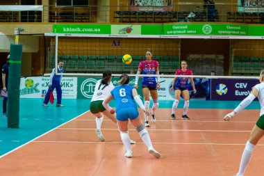 Odessa, Yuzhny, Ukrayna - 4 Şubat 2020. Avrupa Kadınlar Voleybol Şampiyonası. Vk Khimik - Ukrayna Igor Gorgonzola Novara, İtalya 'yı (kırmızı-mavi) kabul etti. Avrupa Kadınlar Voleybol Turu Cev Kupası Yarışması