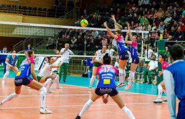 Odessa, Yuzhny, Ukrayna - 4 Şubat 2020. Avrupa Kadınlar Voleybol Şampiyonası. Vk Khimik - Ukrayna Igor Gorgonzola Novara, İtalya 'yı (kırmızı-mavi) kabul etti. Avrupa Kadınlar Voleybol Turu Cev Kupası Yarışması