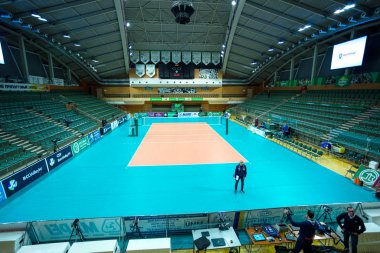 Odessa, Yuzhny, Ukrayna - 4 Şubat 2020. Avrupa Kadınlar Voleybol Şampiyonası. Vk Khimik - Ukrayna Igor Gorgonzola Novara, İtalya 'yı (kırmızı-mavi) kabul etti. Avrupa Kadınlar Voleybol Turu Cev Kupası Yarışması