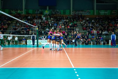 Odessa, Yuzhny, Ukrayna - 4 Şubat 2020. Avrupa Kadınlar Voleybol Şampiyonası. Vk Khimik - Ukrayna Igor Gorgonzola Novara, İtalya 'yı (kırmızı-mavi) kabul etti. Avrupa Kadınlar Voleybol Turu Cev Kupası Yarışması