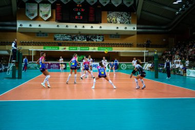 Odessa, Yuzhny, Ukrayna - 4 Şubat 2020. Avrupa Kadınlar Voleybol Şampiyonası. Vk Khimik - Ukrayna Igor Gorgonzola Novara, İtalya 'yı (kırmızı-mavi) kabul etti. Avrupa Kadınlar Voleybol Turu Cev Kupası Yarışması